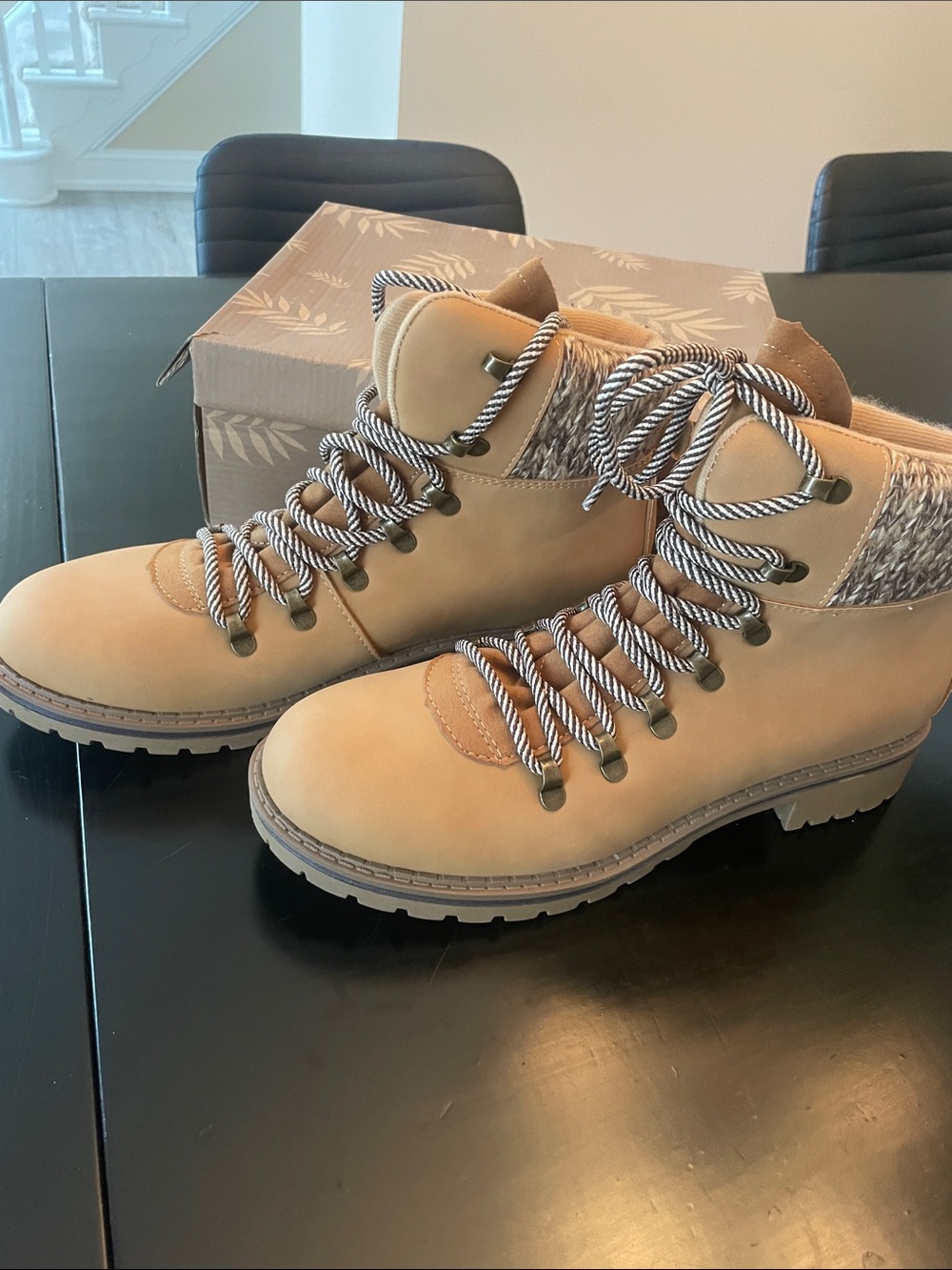 Dunes memory foam hiking boots in Tan size 11 NEW in box